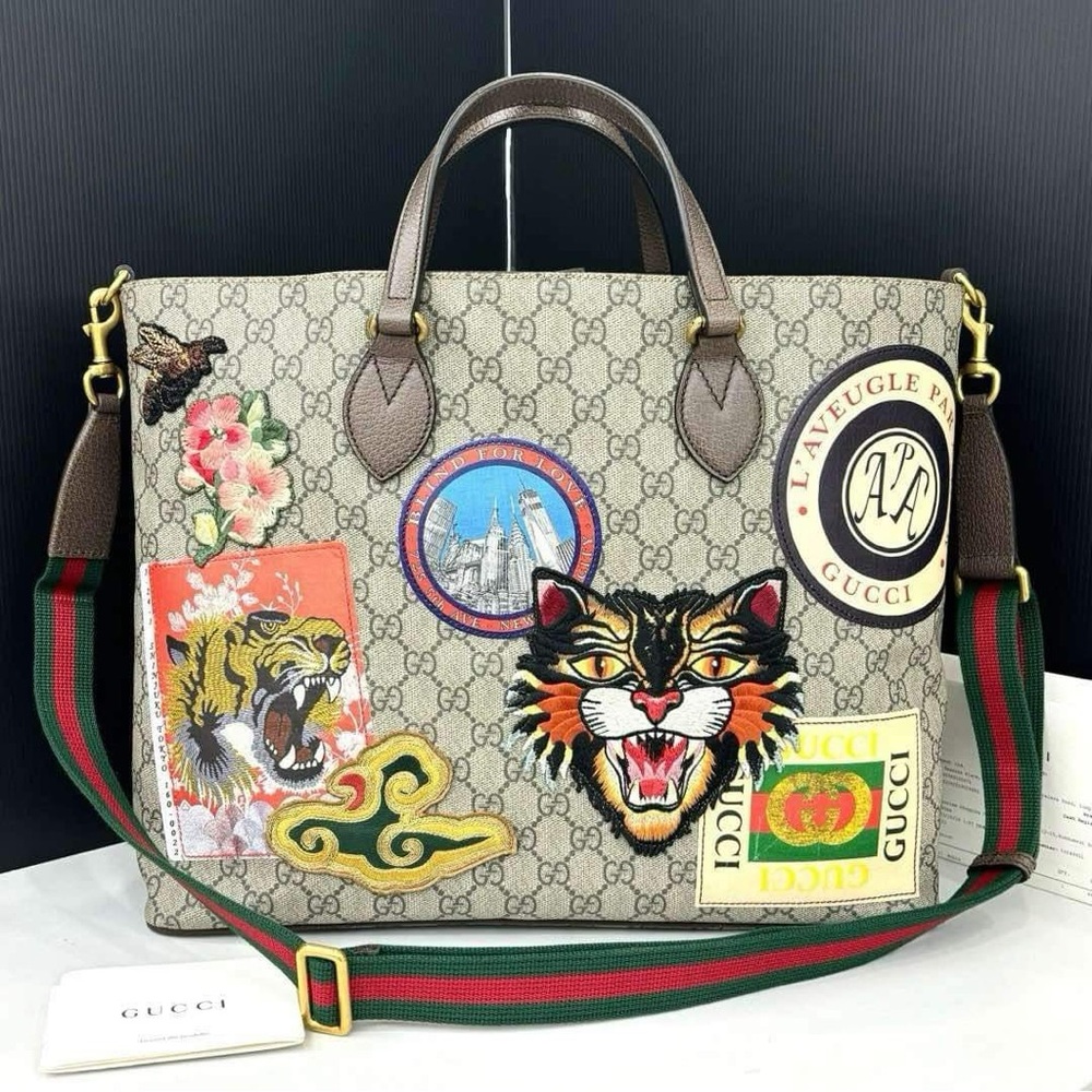 A 263 💯 % authentic Gucci GG Supreme Monogram Courrier Medium Crossbody Tote bag